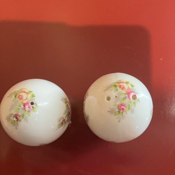 VINTAGE ENESCO PORCELAIN SALT PEPPER SHAKERS‎ FOOTED EGG SHAPED FLORAL JAPAN 3" - Picture 4 of 5